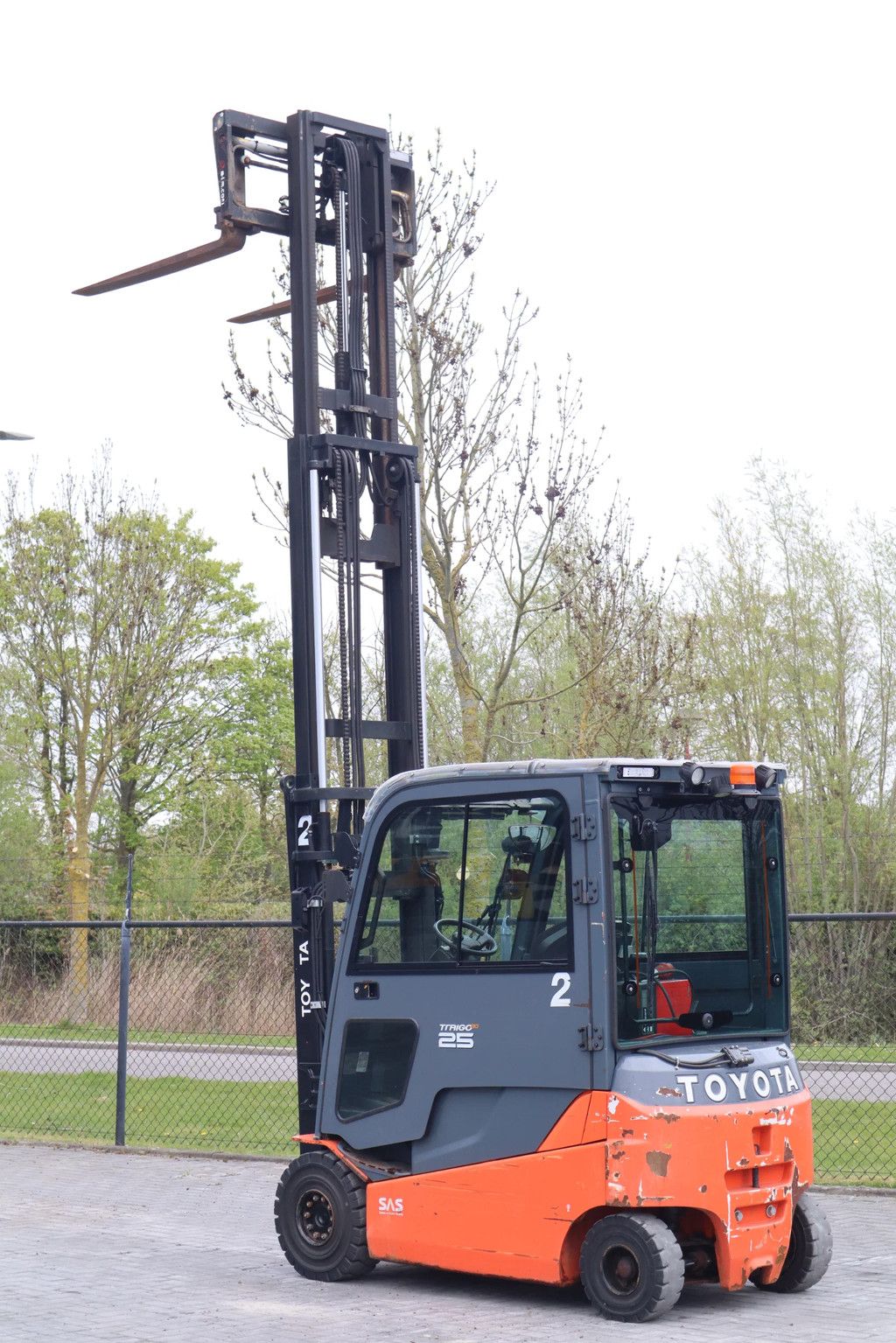 Toyota 8FBMT25 | TRIPLEX | SIDESHIFT | SPREADERS