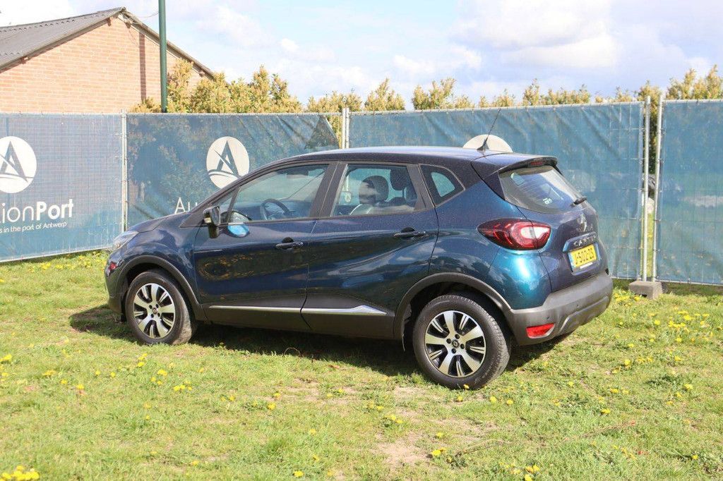 Passenger car Renault Captur Diesel 90hp 2019