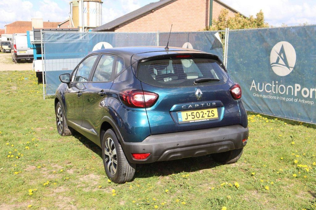 Passenger car Renault Captur Diesel 90hp 2019