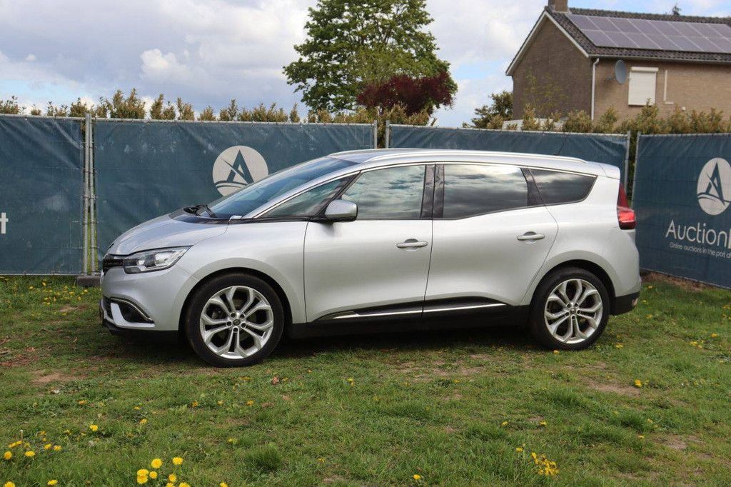 Passenger car Renault Scenic Diesel 110hp 2018