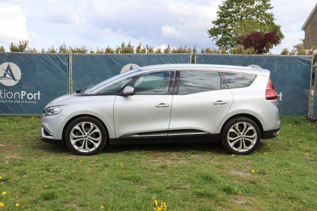 Passenger car Renault Scenic Diesel 110hp 2018
