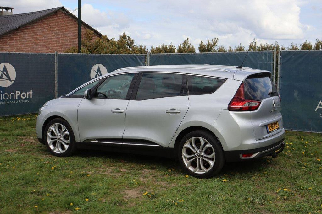 Passenger car Renault Scenic Diesel 110hp 2018