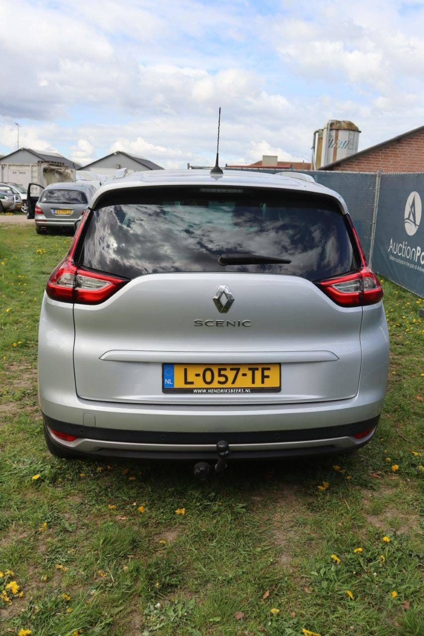 Passenger car Renault Scenic Diesel 110hp 2018