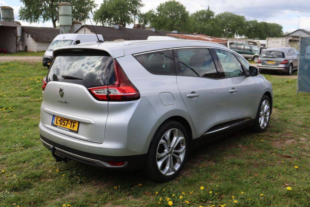 Passenger car Renault Scenic Diesel 110hp 2018