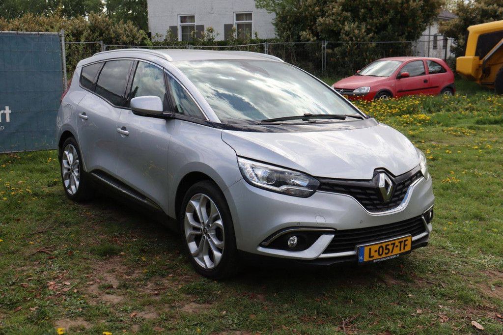 Passenger car Renault Scenic Diesel 110hp 2018