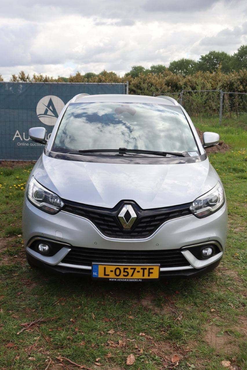 Passenger car Renault Scenic Diesel 110hp 2018