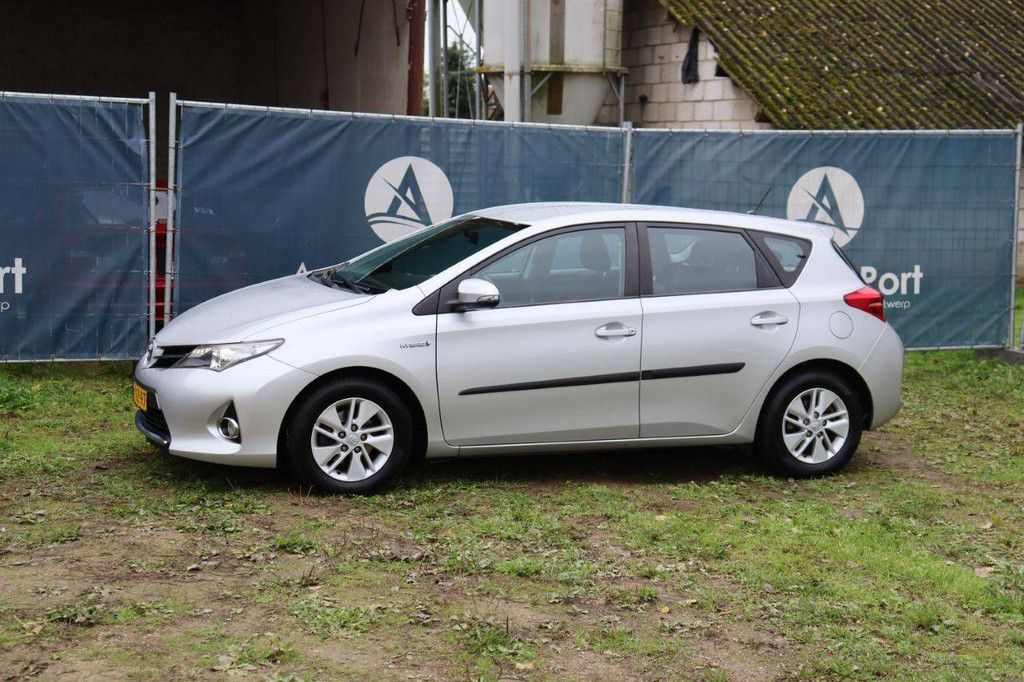 Toyota Auris Electric+Petrol 99hp 2013 (Margin)