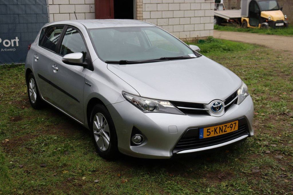 Toyota Auris Electric+Petrol 99hp 2013 (Margin)