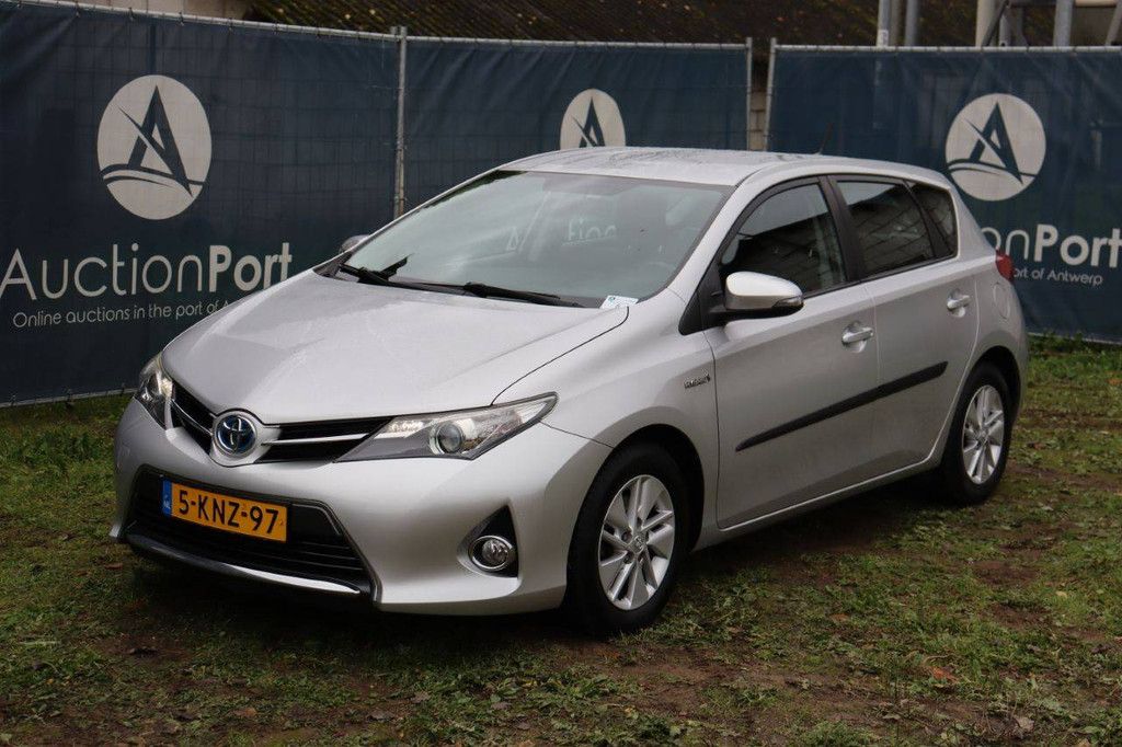 Toyota Auris Electric+Petrol 99hp 2013 (Margin)