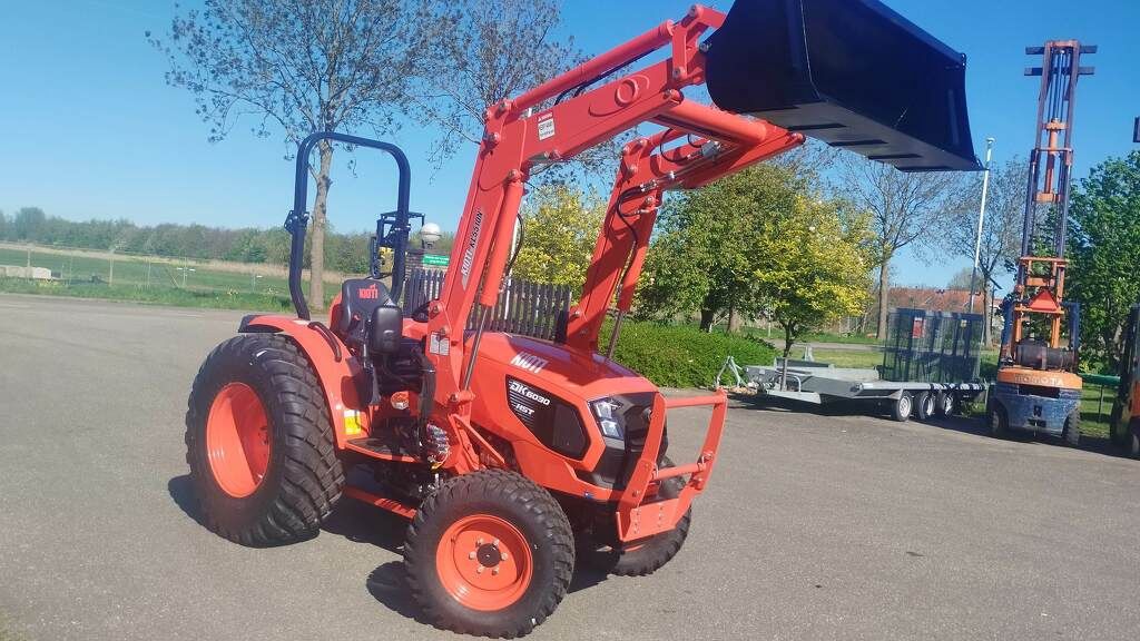 KIOTI DK6020 HST ROPS DK6020 HST met voorlader en bak