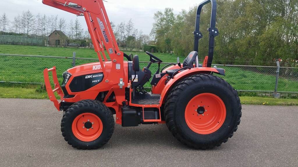 KIOTI DK6020 HST ROPS DK6020 HST met voorlader en bak