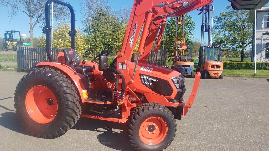 KIOTI DK6020 HST ROPS DK6020 HST met voorlader en bak