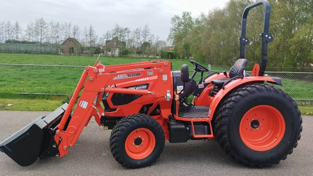 KIOTI DK6020 HST ROPS DK6020 HST met voorlader en bak