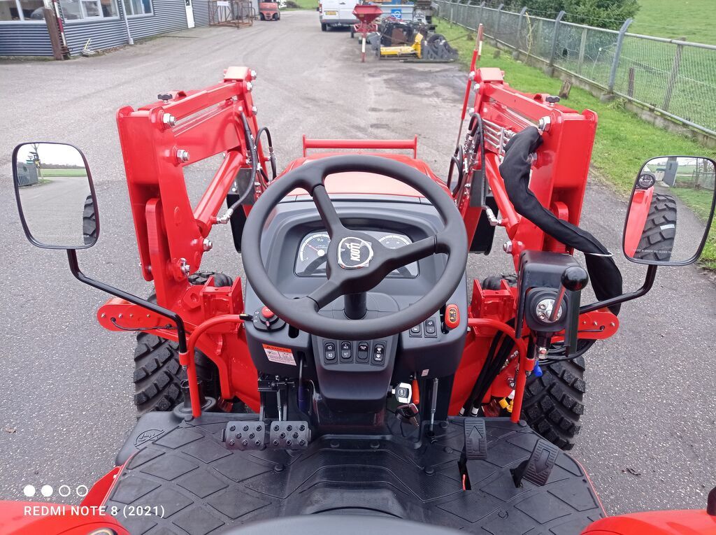 KIOTI DK6020 HST ROPS DK6020 HST met voorlader en bak