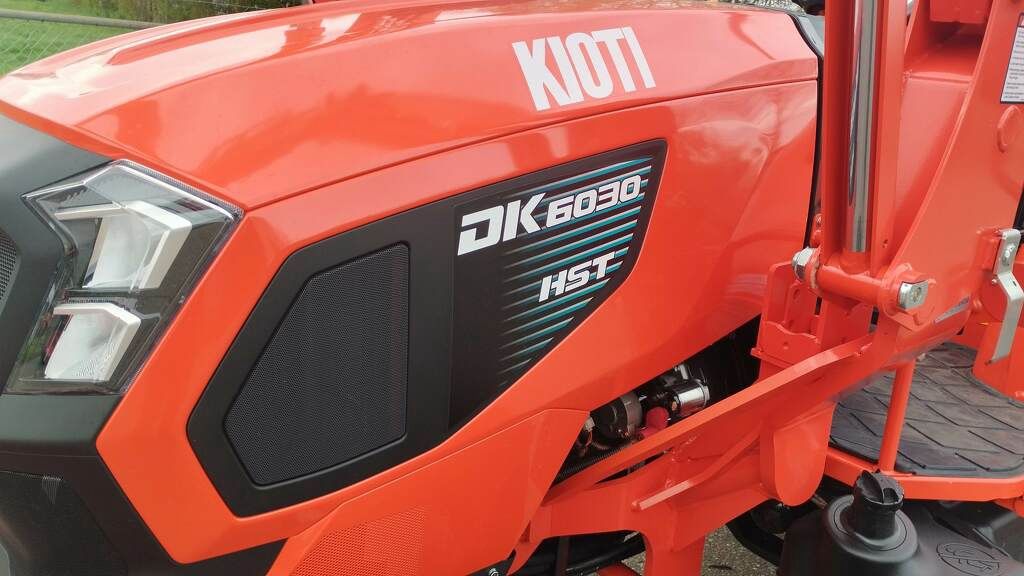 KIOTI DK6020 HST ROPS DK6020 HST met voorlader en bak
