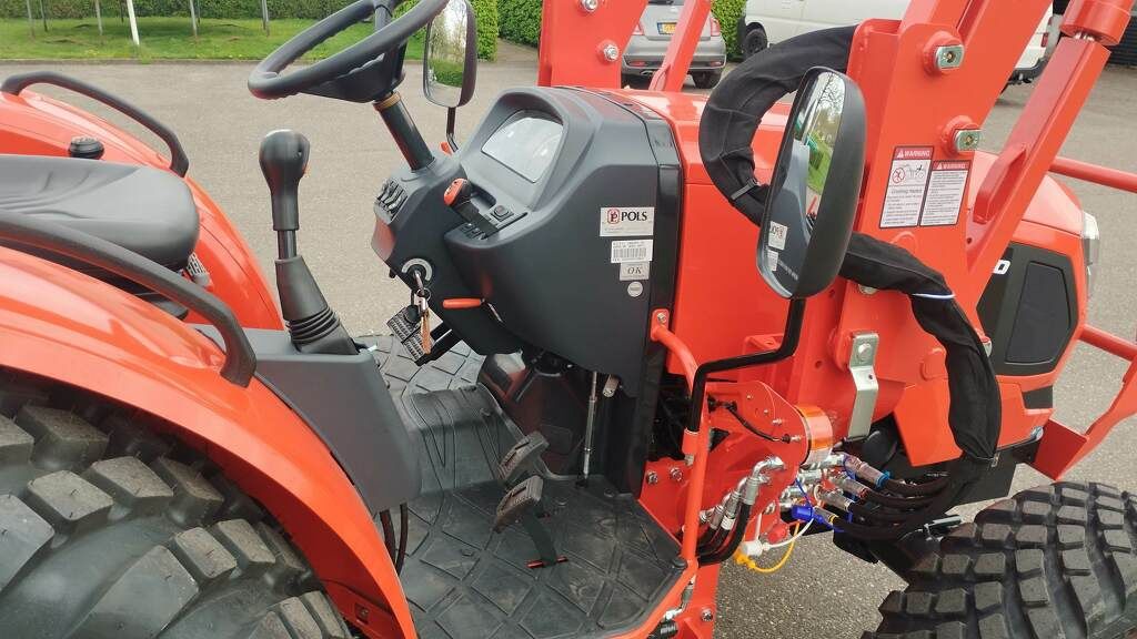 KIOTI DK6020 HST ROPS DK6020 HST met voorlader en bak