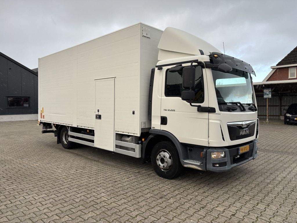 MAN TGL 12.220 Euro6 Bakwagen met laadklep 2000 KG. Cruise control, Airco ecc, Motorrem.
