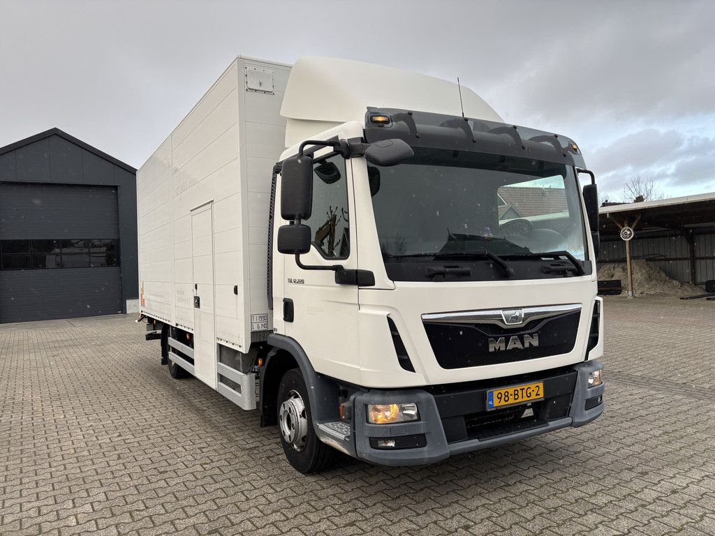 MAN TGL 12.220 Euro6 Bakwagen met laadklep 2000 KG. Cruise control, Airco ecc, Motorrem.