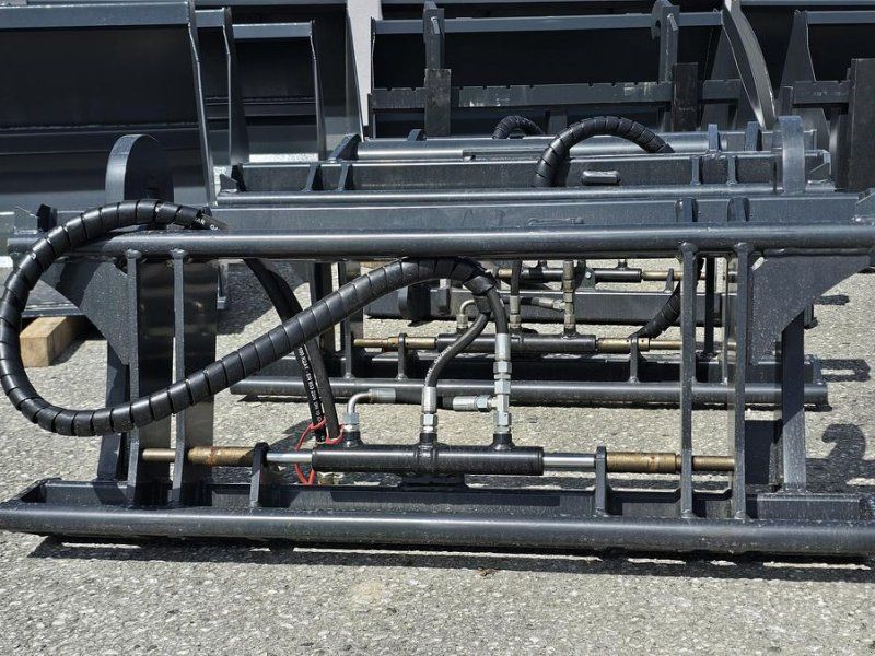 FK Machinery Hydraulischer Adapter mit Claas Scorpion auf Euro Aufnahme