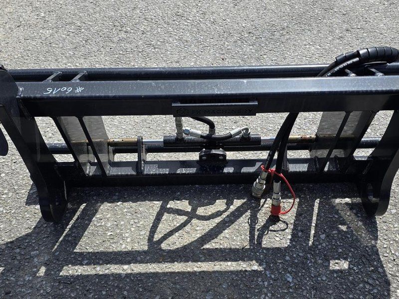 FK Machinery Hydraulischer Adapter mit Claas Scorpion auf Euro Aufnahme