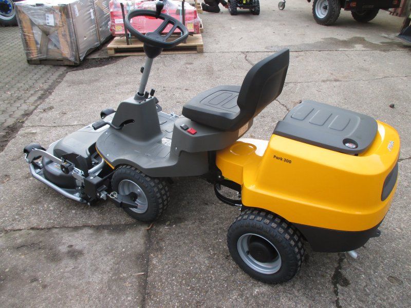Stiga Park 300 mit Mähwerk Combi 95 Q Knicklenker Frontmäher