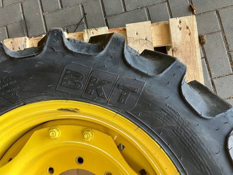 BKT 280/85R24