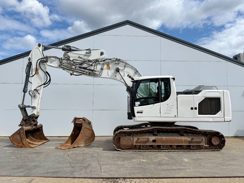 Liebherr R922LC - 2 Buckets Included / Automatic Greasing