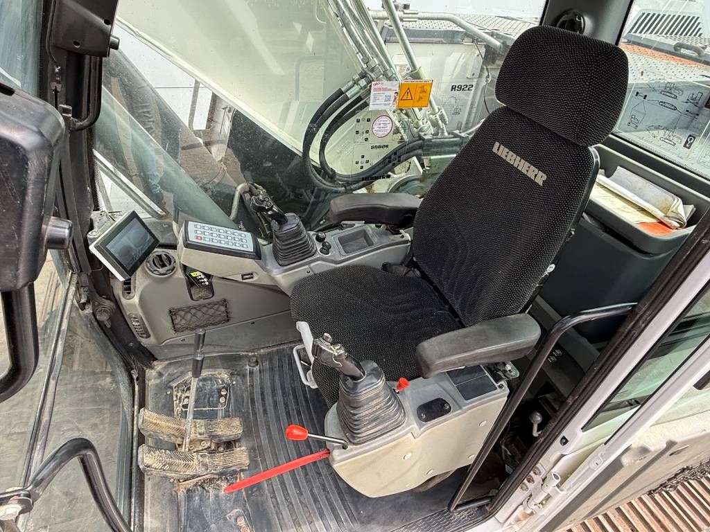 Liebherr R922LC - 2 Buckets Included / Automatic Greasing