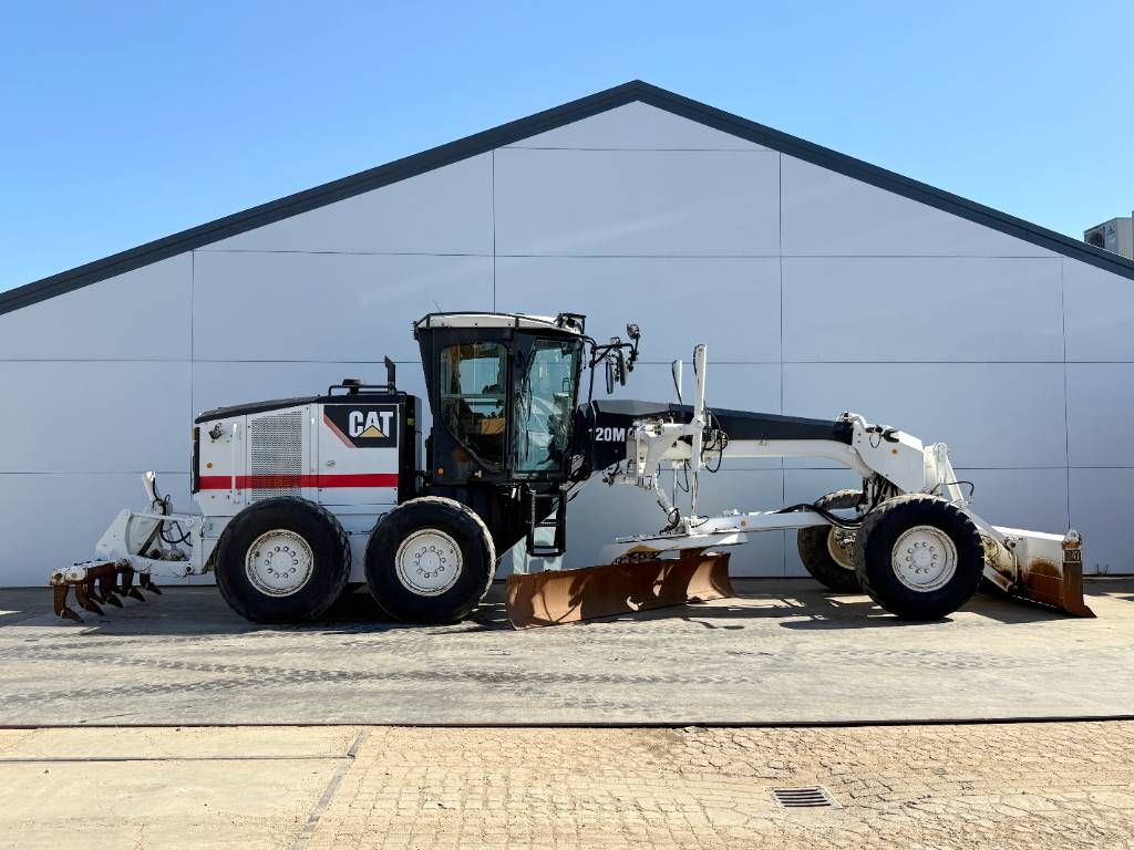 CAT 120M - CE / Front Blade + Ripper / Auto Greasing