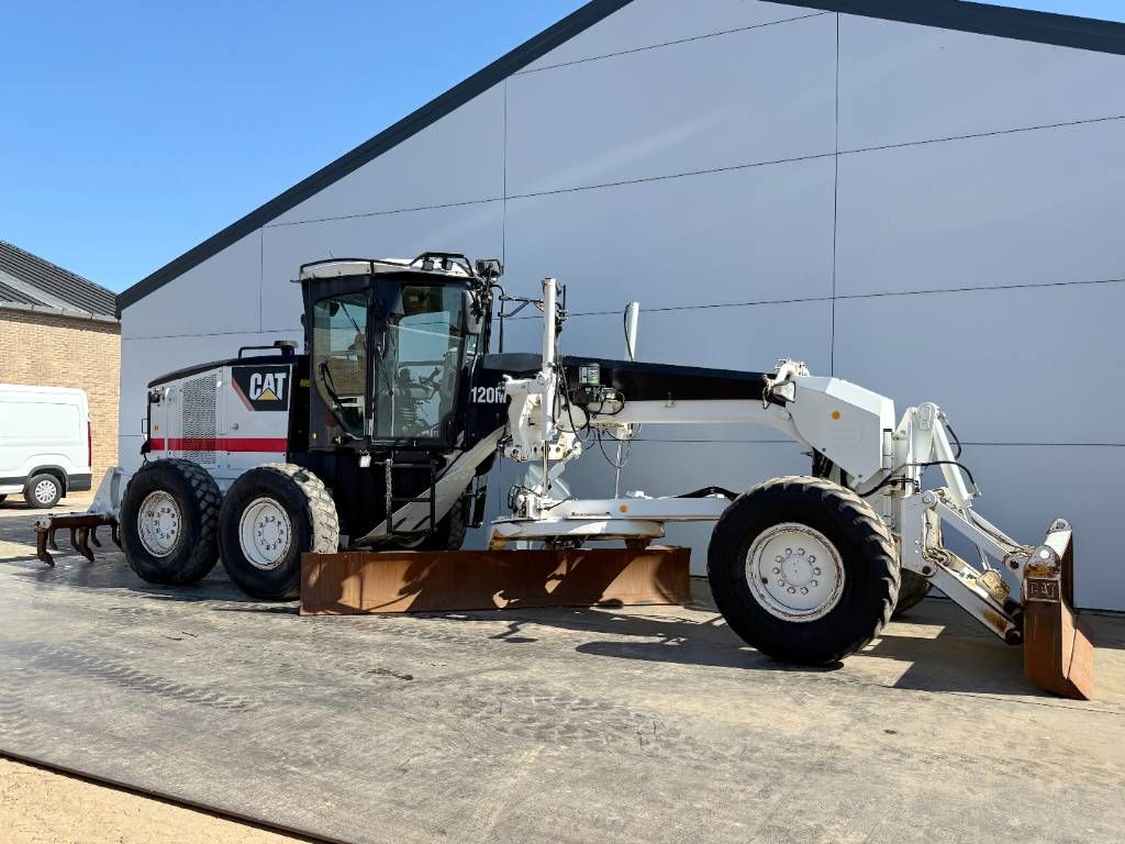 CAT 120M - CE / Front Blade + Ripper / Auto Greasing