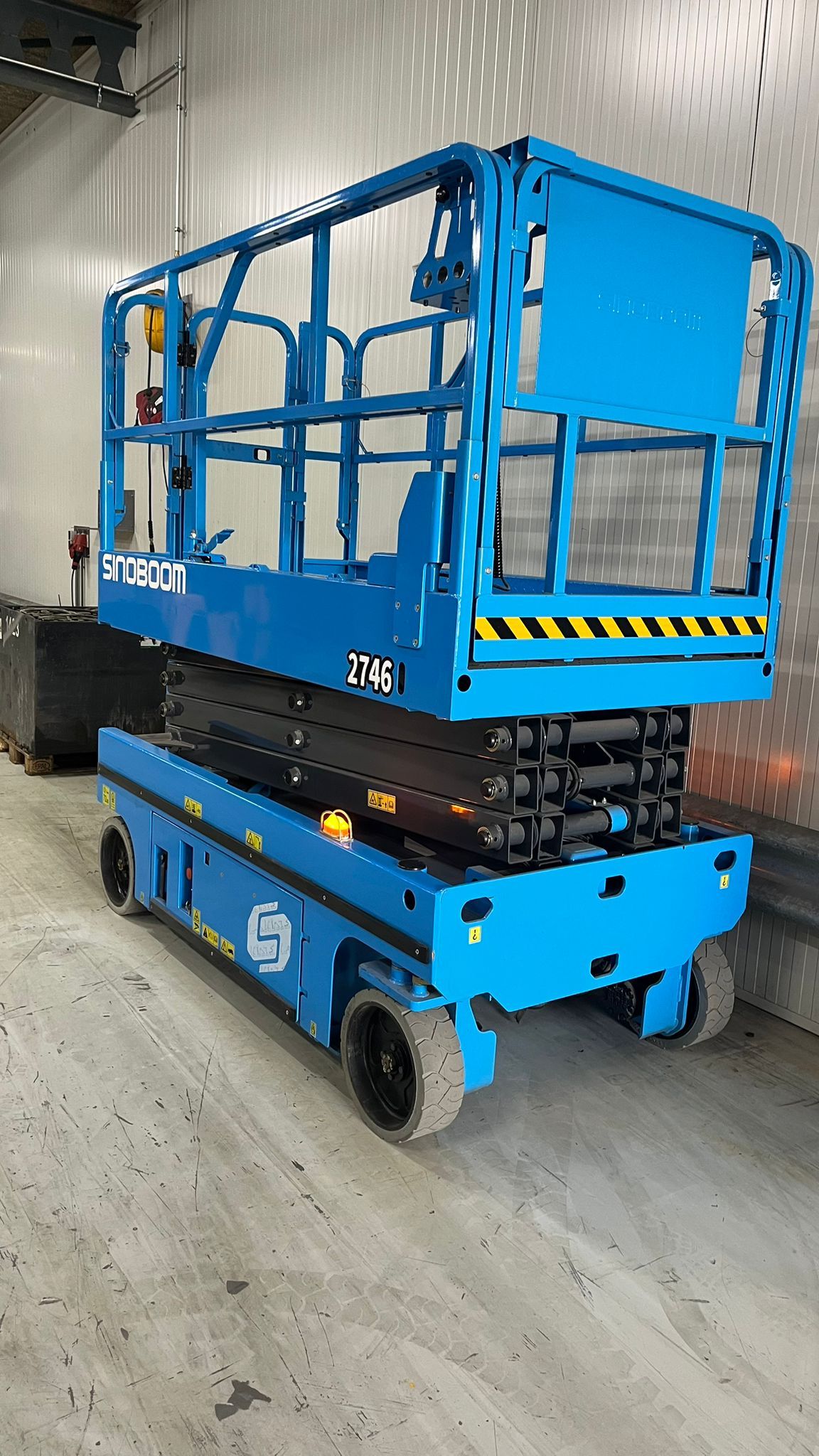 Schaarhoogwerker sinoboom Type 2746e.