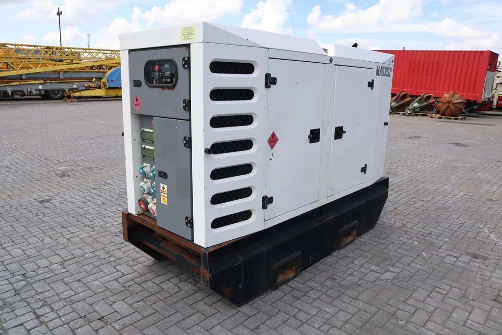 SDMO R90C3 | 90 KVA | 400 V