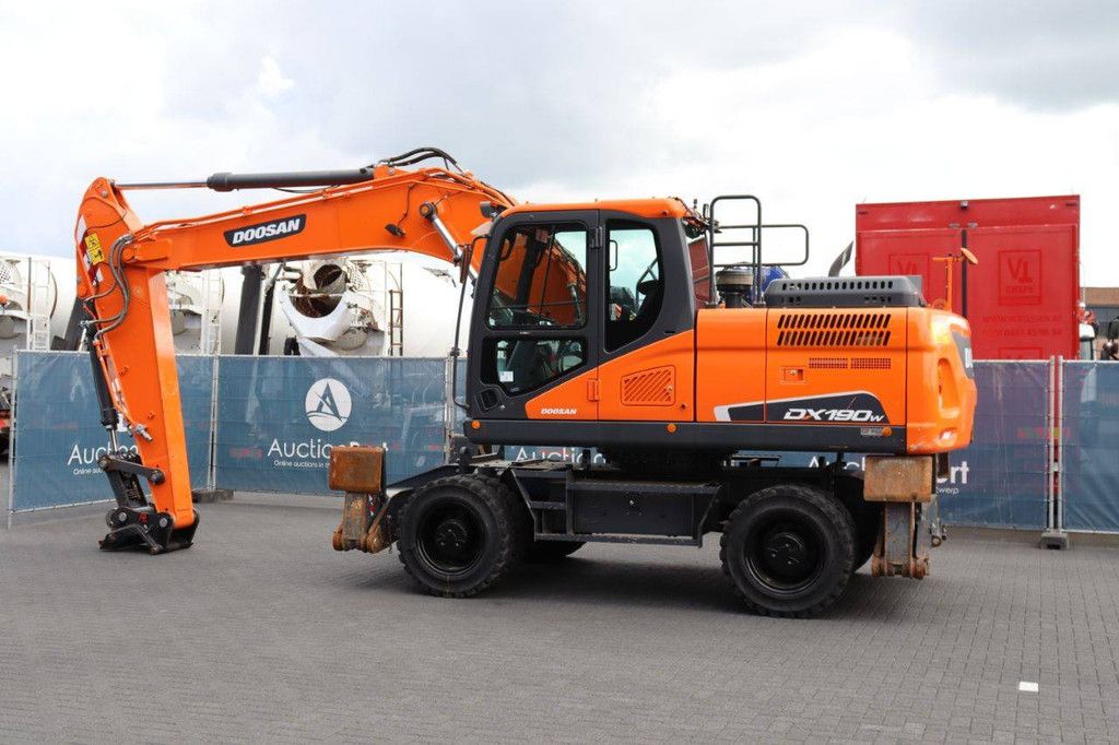 Doosan DX190W-5 Diesel-Mobilbagger 129 kW 2021