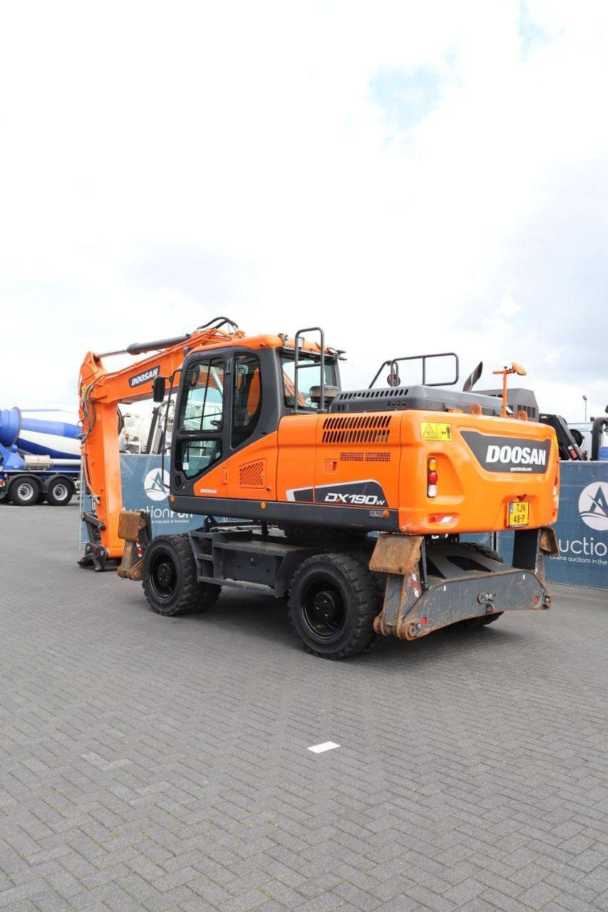 Doosan DX190W-5 Diesel-Mobilbagger 129 kW 2021