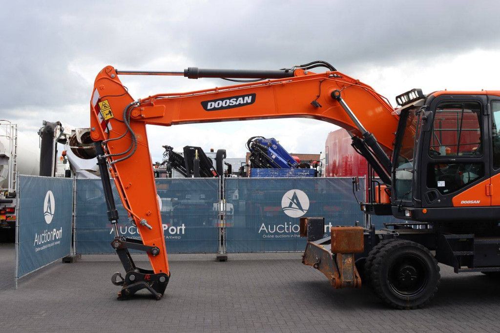 Doosan DX190W-5 Diesel-Mobilbagger 129 kW 2021