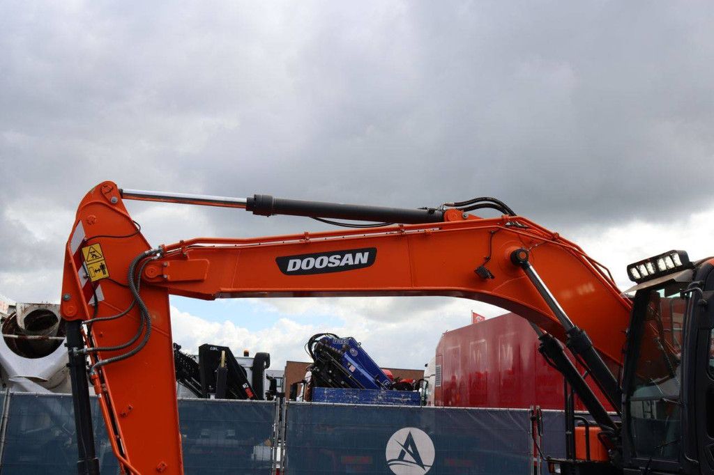Doosan DX190W-5 Diesel-Mobilbagger 129 kW 2021