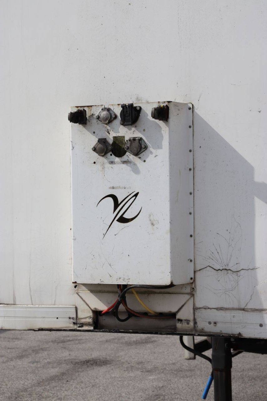 Closed Semi-Trailer Jumbo D0270SE 39500kg 2011