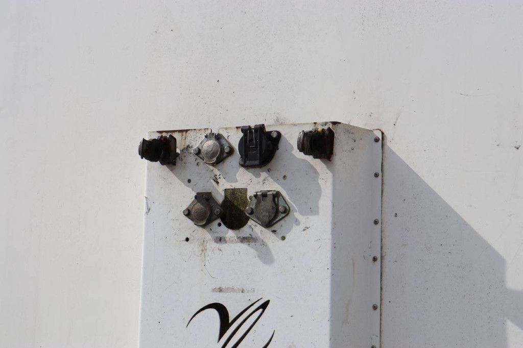 Closed Semi-Trailer Jumbo D0270SE 39500kg 2011