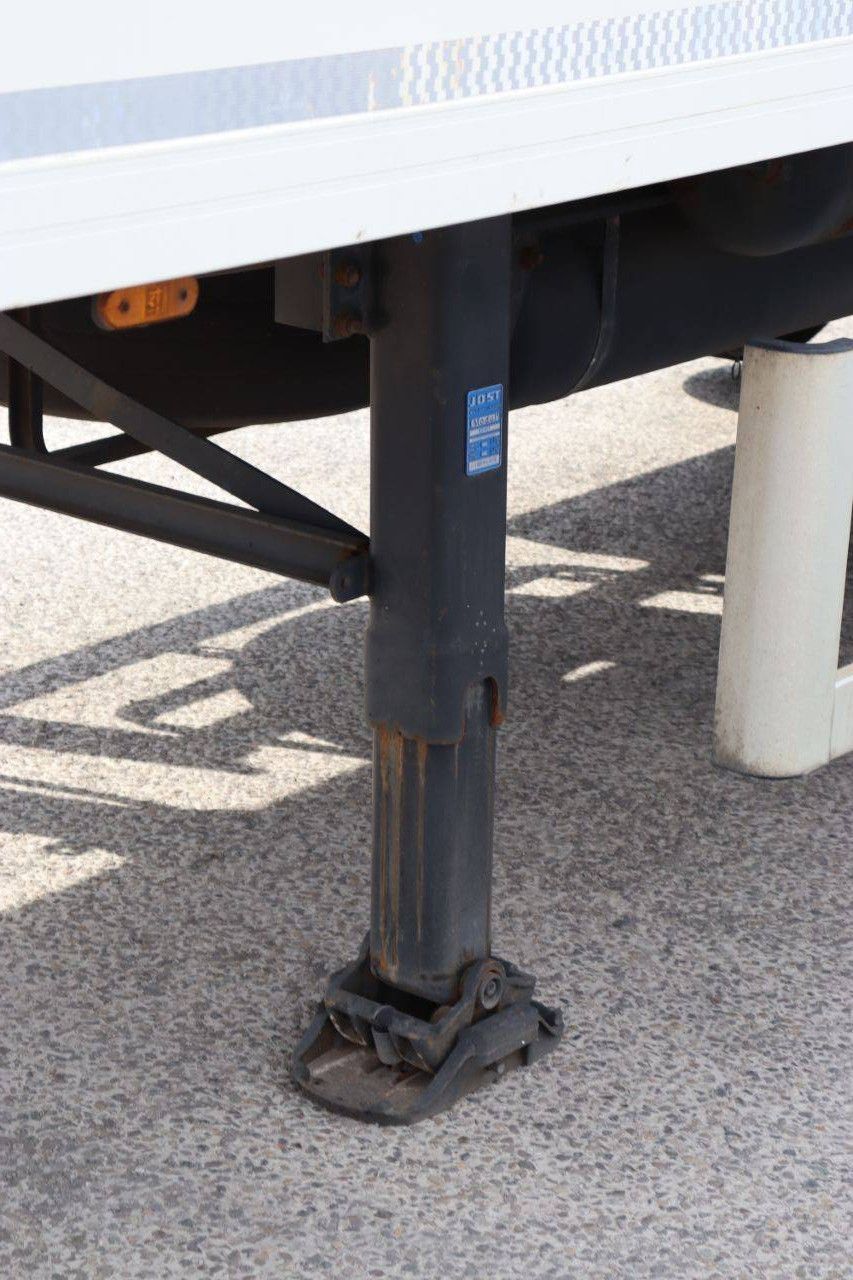 Closed Semi-Trailer Jumbo D0270SE 39500kg 2011