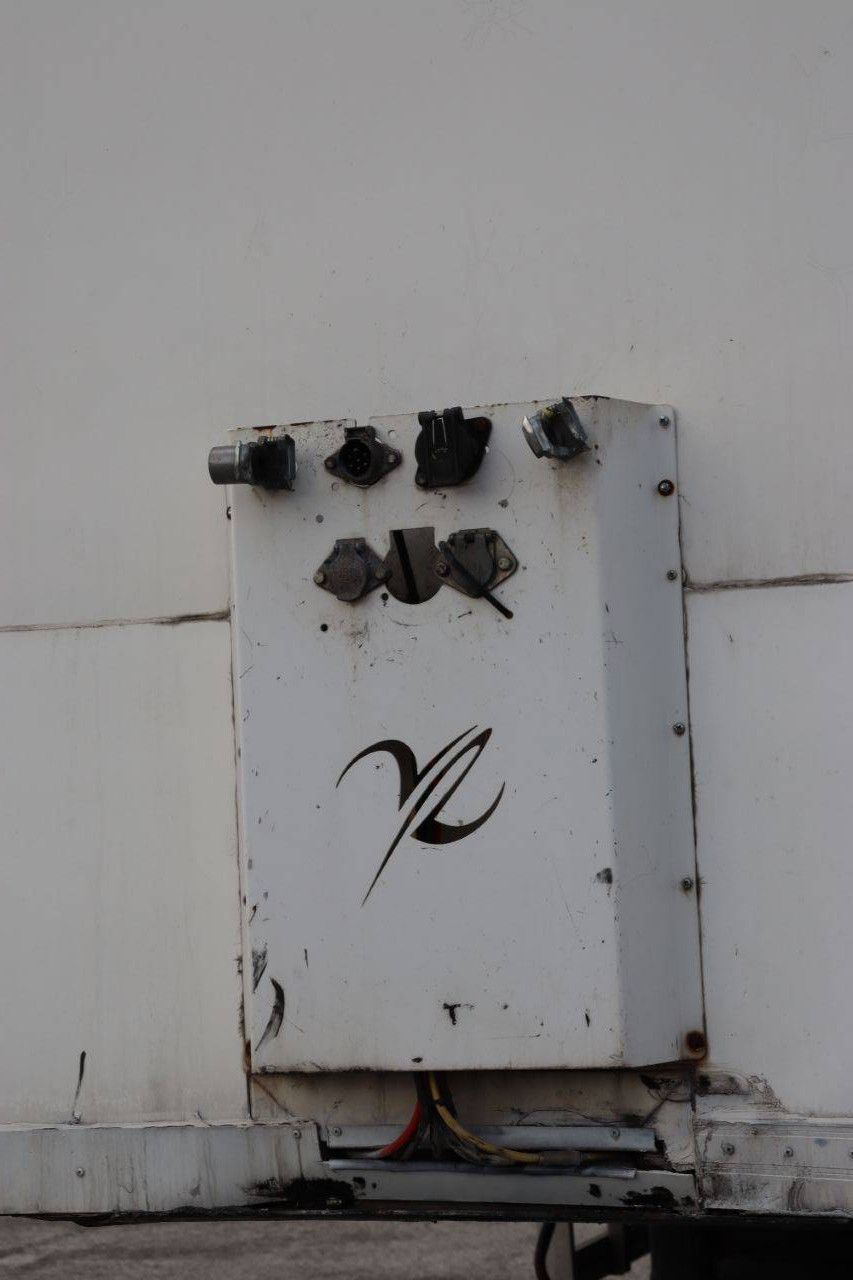 Closed Semi-Trailer Jumbo DO270SE 39500kg 2011