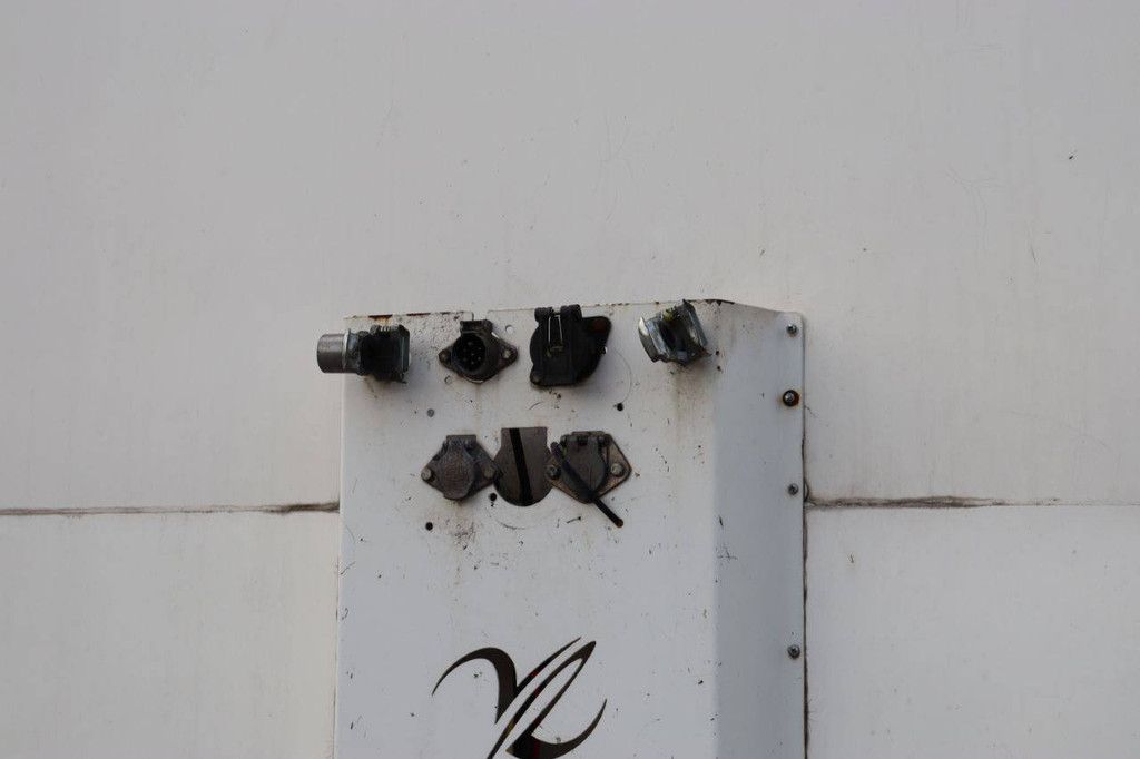 Closed Semi-Trailer Jumbo DO270SE 39500kg 2011