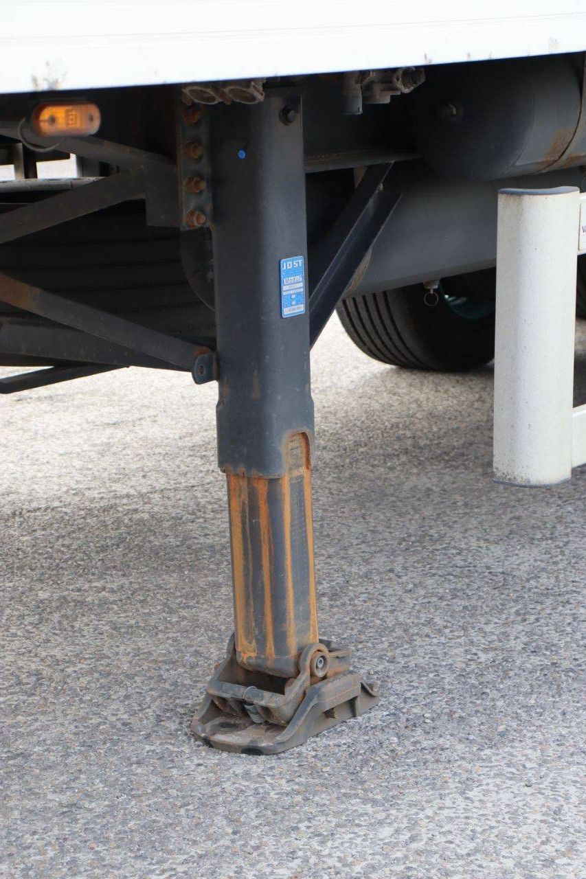 Closed Semi-Trailer Jumbo DO270SE 39500kg 2011