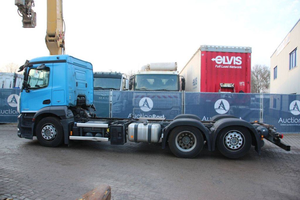 Fahrgestell mit Fahrerhaus Mercedes-Benz Antos 2533 Diesel 2016