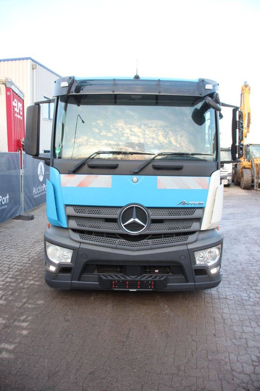 Fahrgestell mit Fahrerhaus Mercedes-Benz Antos 2533 Diesel 2016