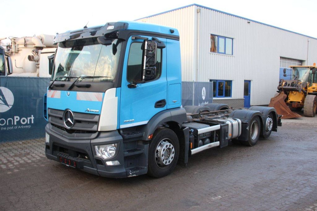 Fahrgestell mit Fahrerhaus Mercedes-Benz Antos 2533 Diesel 2016