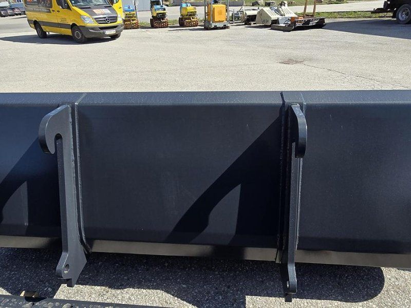 Big Dutchman SML Schwergutschel 240cm mit JCB Q-Fit nahme