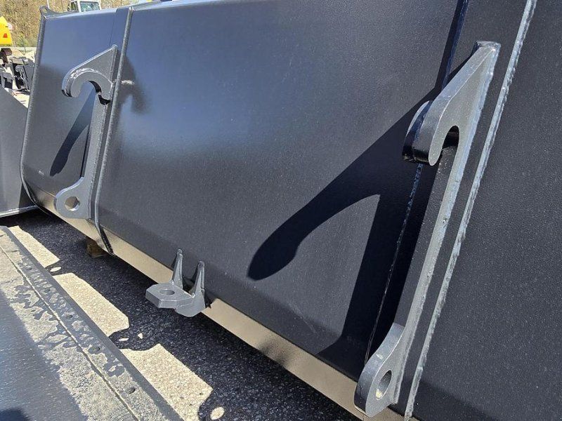 Big Dutchman SML Schwergutschaufel 240cm mit Dieci Agri Farmer Aufnahme