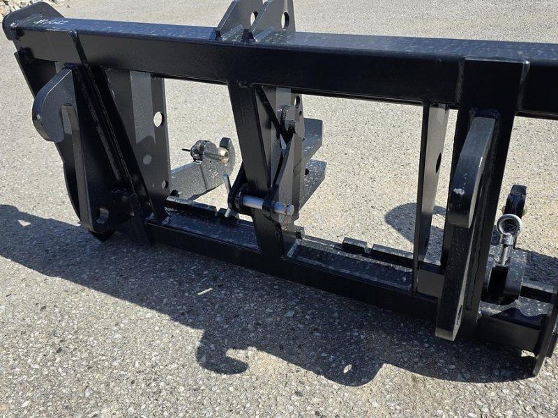 Big Dutchman Adapter Kramer groß auf Dreipunkt