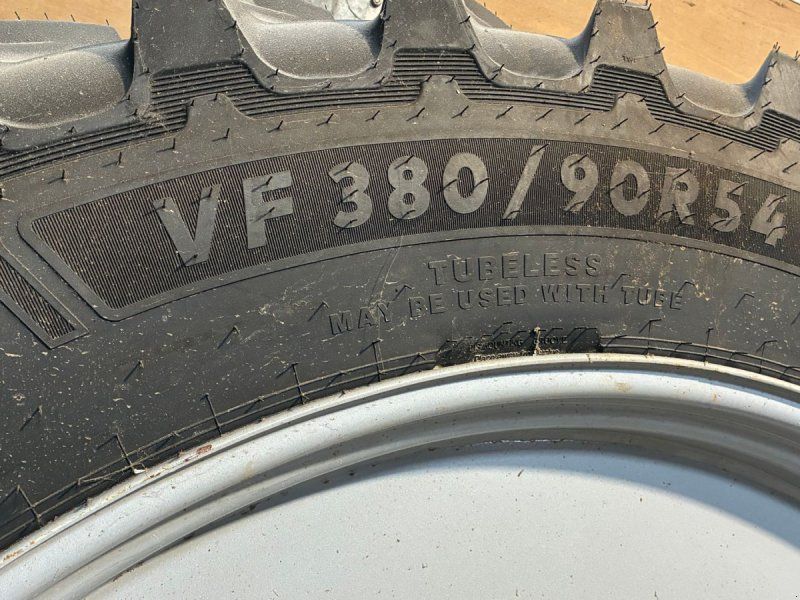 Ceat 380/90-54 VF og 380/80-38