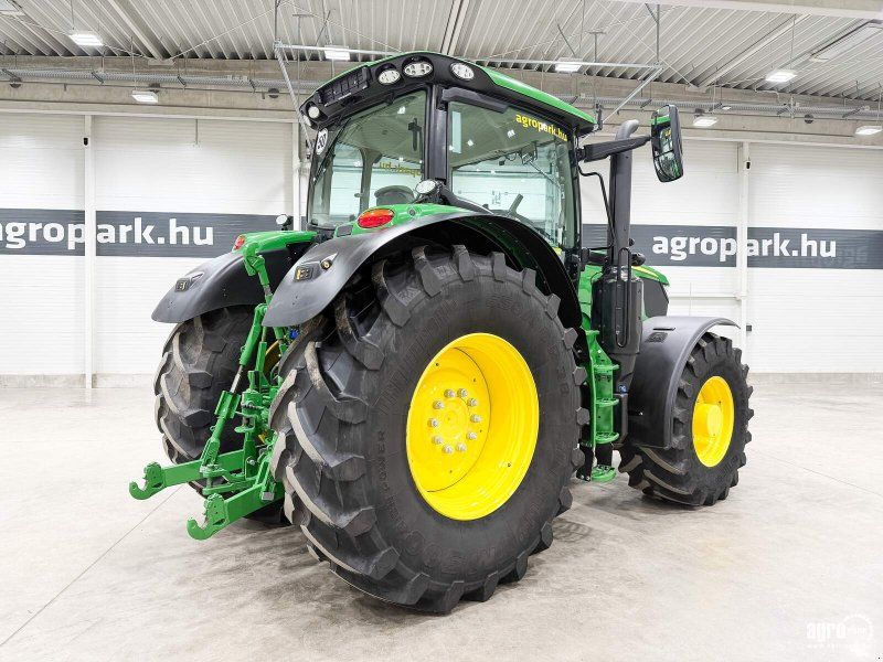 John Deere 6215R